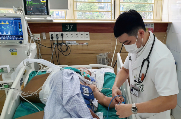 Bị rắn hổ mang chúa cắn, người đàn ông ngừng tim sau 2h đắp thuốc lá -0