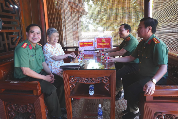 Đoàn công tác Bộ Công an thăm Khu di tích An ninh Khu 5 và người có công tại Đà Nẵng -0