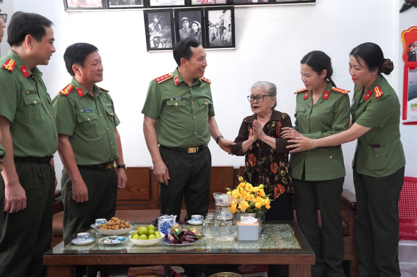 Đoàn công tác Bộ Công an thăm Khu di tích An ninh Khu 5 và người có công tại Đà Nẵng -0