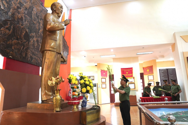 Đoàn công tác Bộ Công an thăm Khu di tích An ninh Khu 5 và người có công tại Đà Nẵng -0