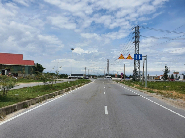 Công an vào cuộc vụ gần 200 hố ga bằng gang bị mắt cắp trên tuyến đường vừa làm xong -0