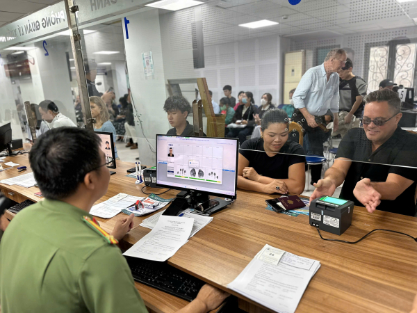 Cấp định danh điện tử cho người nước ngoài “hết việc chứ không chỉ hết giờ”  -2