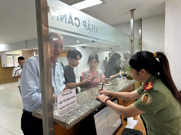 Cấp định danh điện tử cho người nước ngoài “hết việc chứ không chỉ hết giờ”  -3
