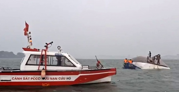 Đắm tàu du lịch trên Vịnhh Hạ Long -0