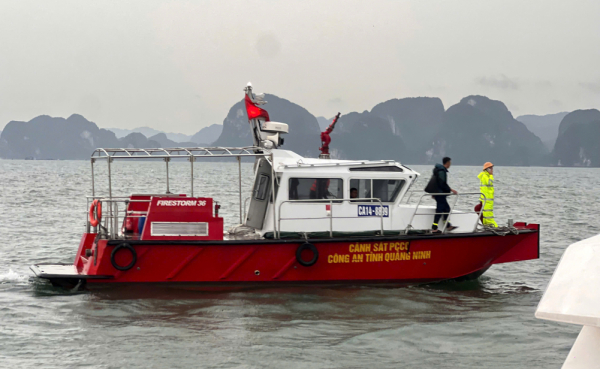 Đắm tàu du lịch trên Vịnhh Hạ Long -1