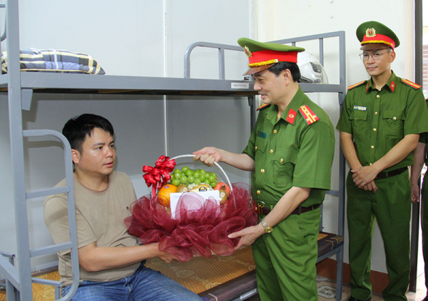 Thăm hỏi, động viên Đại uý Công an xã bị thương trong khi khống chế tội phạm về ma tuý -0