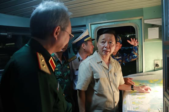 Phó Thủ tướng Trần Hồng Hà trực tiếp chỉ đạo tìm kiếm nạn nhân vụ đắm tàu du lịch -0