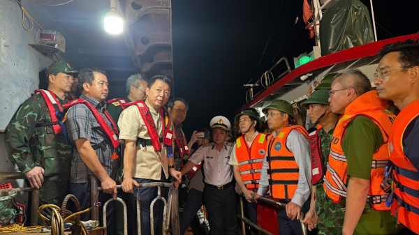 Phó Thủ tướng Trần Hồng Hà trực tiếp chỉ đạo tìm kiếm nạn nhân vụ đắm tàu du lịch -0