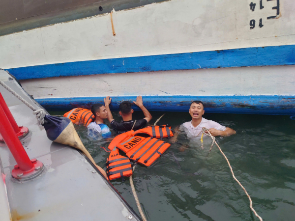 Những người hùng thầm lặng trên vịnh Hạ Long -0