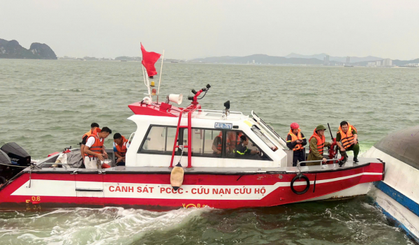 Những người hùng thầm lặng trên vịnh Hạ Long -0