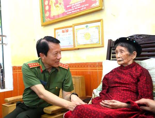 Xúc động với hành trình tri ân, nối tiếp truyền thống, trao nhà cho gia đình chính sách của Bộ trưởng Lương Tam Quang tại tỉnh Tuyên Quang -0