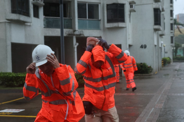 Bão Wipha áp sát, Hong Kong phát cảnh báo cao nhất  -0