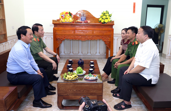 Khắc ghi công ơn, tiếp bước truyền thống anh hùng -2