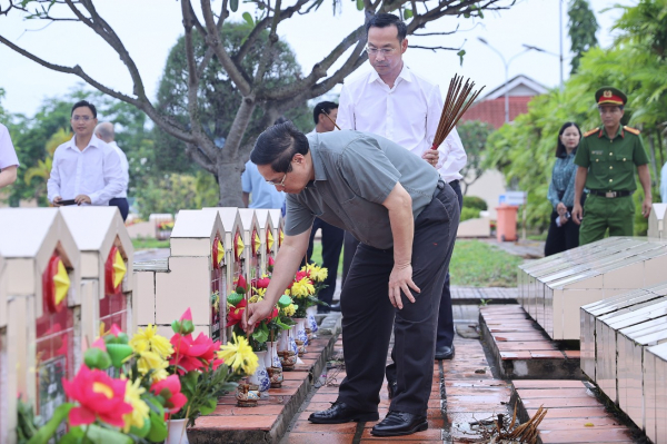 Thủ tướng tưởng niệm, tri ân các anh hùng liệt sĩ, người có công tại tỉnh An Giang -0
