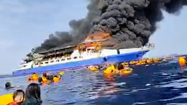 Tàu chở gần 300 khách cháy ngoài khơi Indonesia  -1