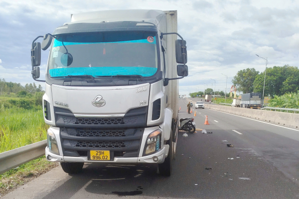                   3 bà cháu tử nạn trong vụ xe máy tông vào đuôi xe ô tô tải -0