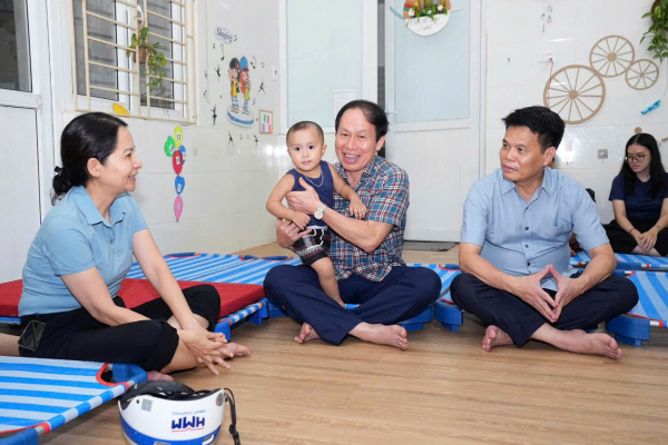 Ấm lòng bữa cơm ngày bão -0