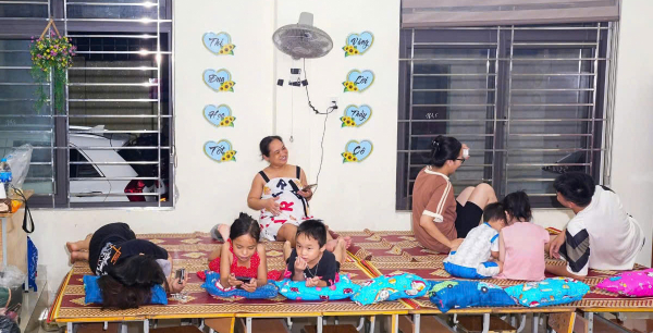 Ấm lòng bữa cơm ngày bão -0