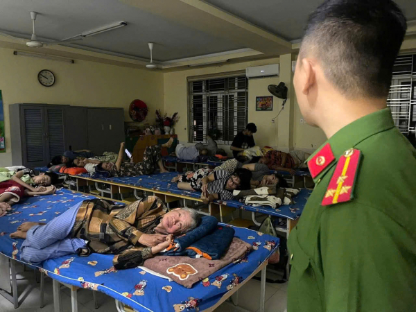 Ấm lòng bữa cơm ngày bão -0