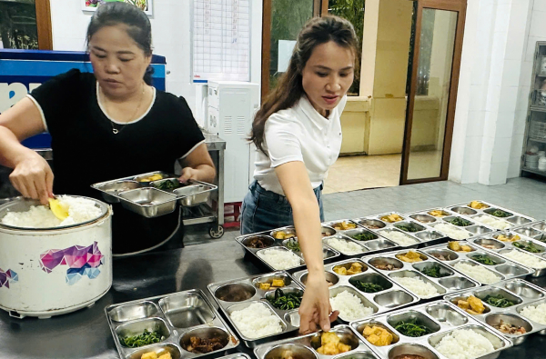 Ấm lòng bữa cơm ngày bão -0
