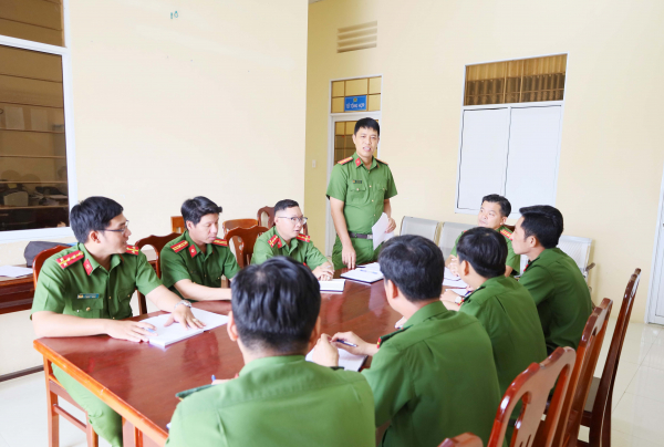 Cán bộ Công an xã tận tâm, vì nhân dân phục vụ -0