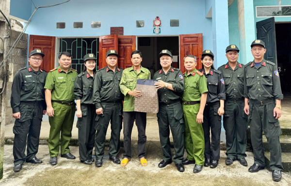 Tặng quà thương, bệnh binh tại Trung tâm Điều dưỡng thương binh Thuận Thành -0