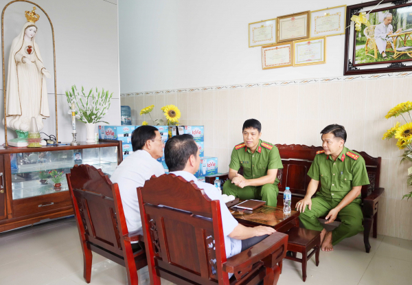 Cán bộ Công an xã tận tâm, vì nhân dân phục vụ -0