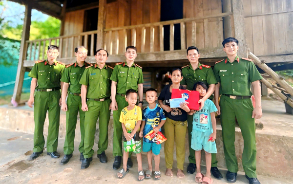 Cán bộ chiến sỹ Công an xã biên giới góp tiền hằng tháng để gây quỹ thiện nguyện -0