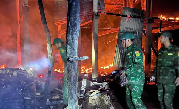 Ngọn lửa thiêu rụi 2 nhà dân trong đêm -0