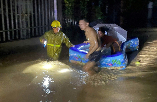 Công an các xã ở Nghệ An dầm mưa xuyên đêm giúp dân chống lũ -0