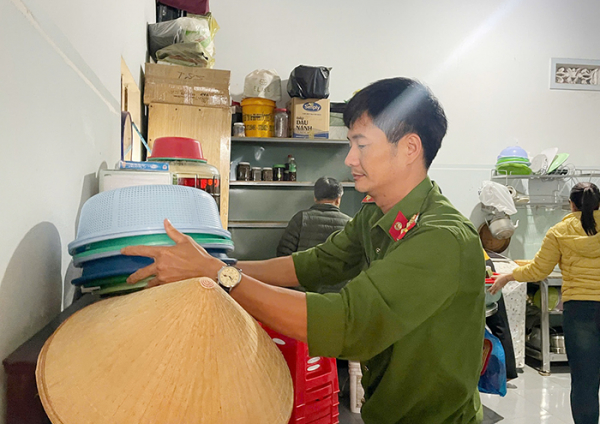 Sập tường Bến xe Đức Long, nhiều tài sản nhà người dân bị vùi lấp -1