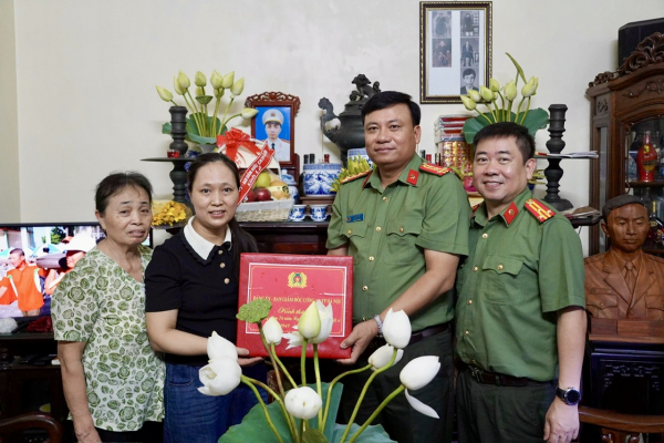 Công an TP Hà Nội tri ân gia đình liệt sĩ CAND -0