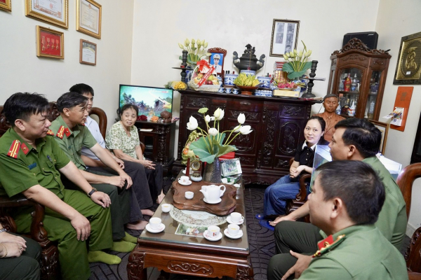 Công an TP Hà Nội tri ân gia đình liệt sĩ CAND -0