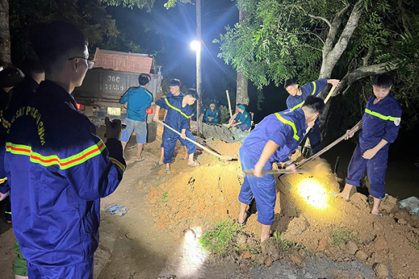 Cảnh sát PCCC và CNCH căng mình trong đêm gia cố đê tại xã Triệu Sơn -1
