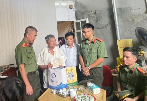 Cục Tổ chức cán bộ phối hợp Bệnh viện 19-8 thăm, tặng quà, khám bệnh miễn phí cho người có công -0