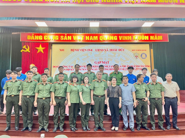 Cục Tổ chức cán bộ phối hợp Bệnh viện 19-8 thăm, tặng quà, khám bệnh miễn phí cho người có công -0
