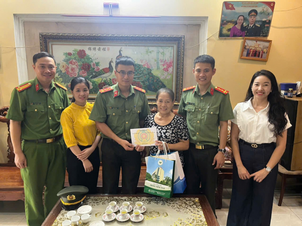 Cục Tổ chức cán bộ phối hợp Bệnh viện 19-8 thăm, tặng quà, khám bệnh miễn phí cho người có công -2