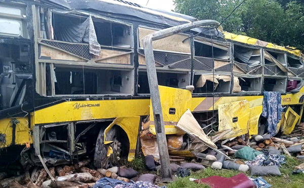 Lật xe khách trong đêm, 24 người thương vong -0