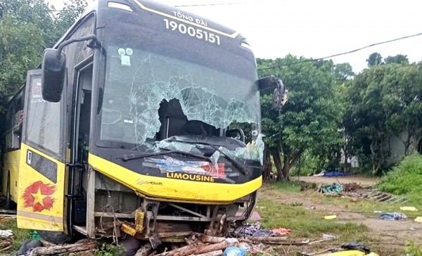 Lật xe khách trong đêm, 24 người thương vong -0