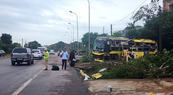 Xe khách nổ lốp trước, tài xế âm tính với ma túy và nông độ cồn -0