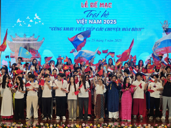 Kiều bào trẻ xúc động khi được đến thăm 