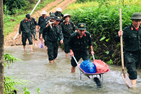 Cảnh sát cơ động vượt suối, băng rừng giúp đồng bào Thái Nguyên xoá nhà tạm -0