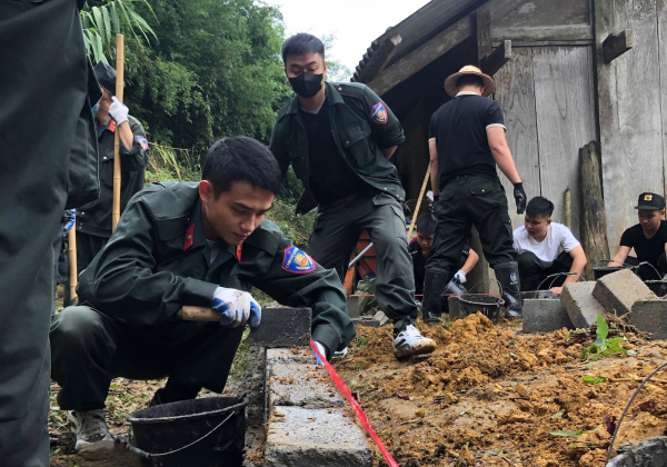 Cảnh sát cơ động vượt suối, băng rừng giúp đồng bào Thái Nguyên xoá nhà tạm -0
