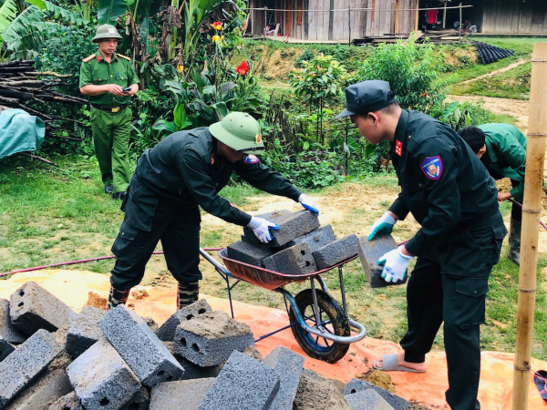 Cảnh sát cơ động vượt suối, băng rừng giúp đồng bào Thái Nguyên xoá nhà tạm -2