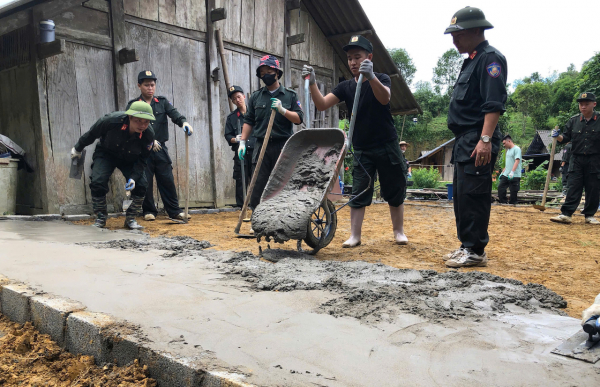 Cảnh sát cơ động vượt suối, băng rừng giúp đồng bào Thái Nguyên xoá nhà tạm -3