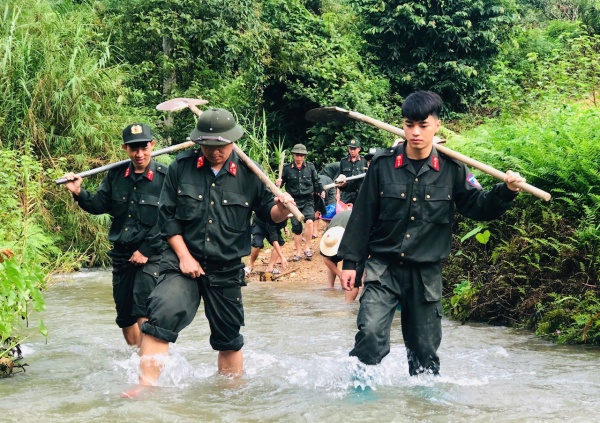 Cảnh sát cơ động vượt suối, băng rừng giúp đồng bào Thái Nguyên xoá nhà tạm -1