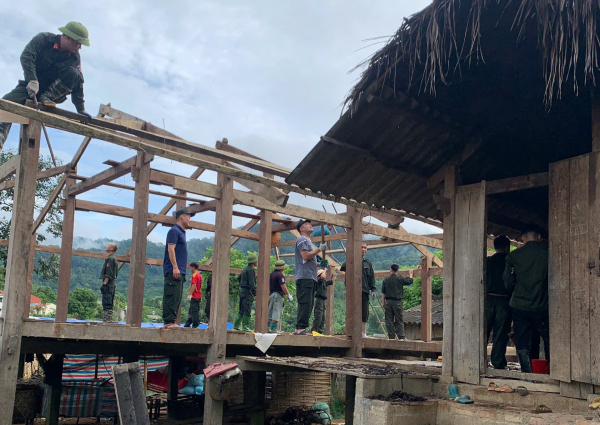 Cảnh sát cơ động vượt suối, băng rừng giúp đồng bào Thái Nguyên xoá nhà tạm -0