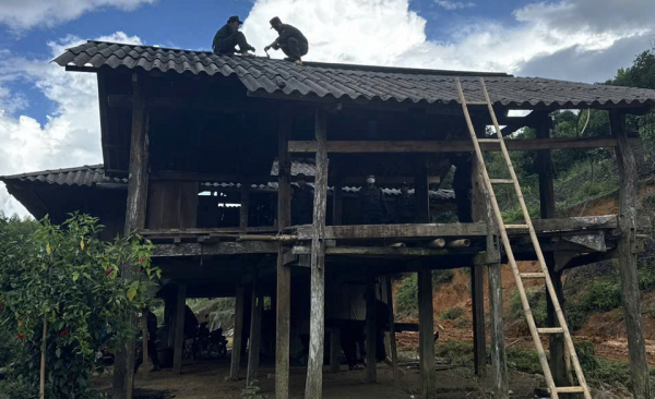 Cảnh sát cơ động vượt suối, băng rừng giúp đồng bào Thái Nguyên xoá nhà tạm -1