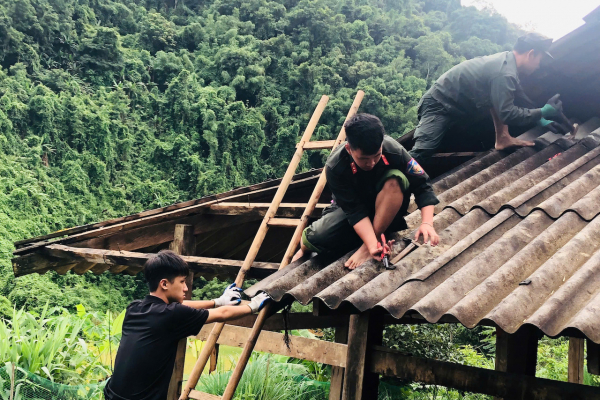 Cảnh sát cơ động vượt suối, băng rừng giúp đồng bào Thái Nguyên xoá nhà tạm -2