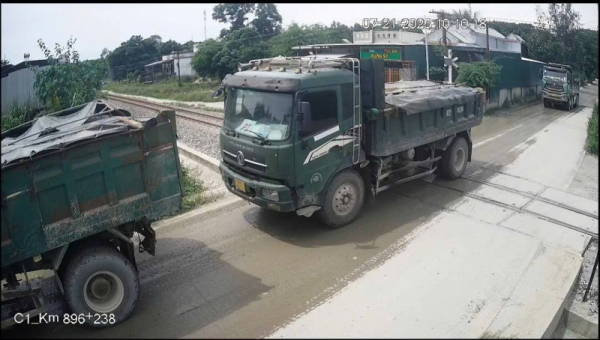 Liên tục xe tải chắn đường ray -   hiểm họa treo lơ lửng trên tuyến Bắc Nam -1